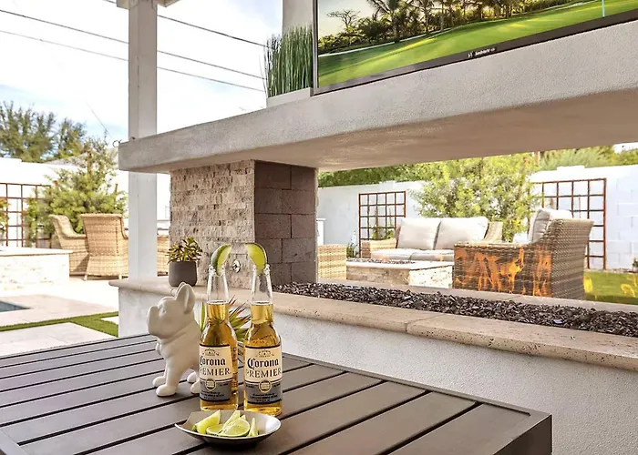 Pool & Spa, Fire Pit, Bbq, Walk To Old Town Holiday home *