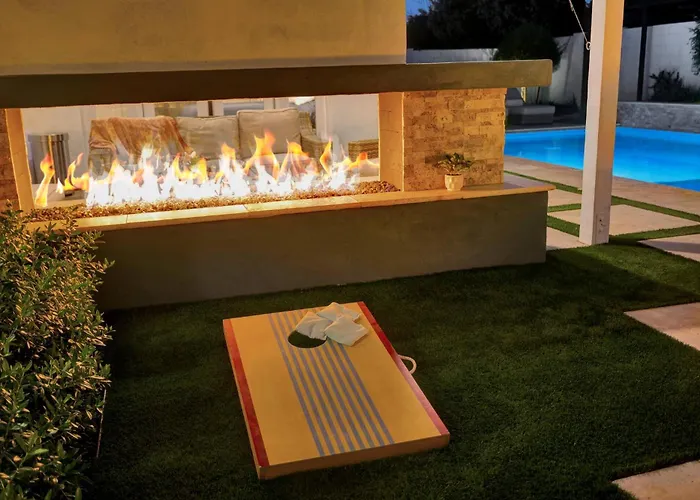 Pool & Spa, Fire Pit, Bbq, Walk To Old Town Holiday home *